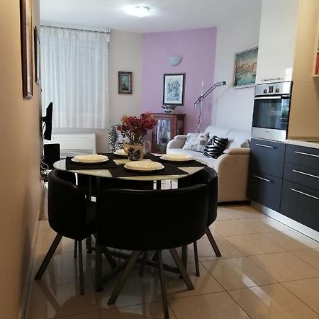 Near Beach Apartment Reno With Private Parking スプリト エクステリア 写真