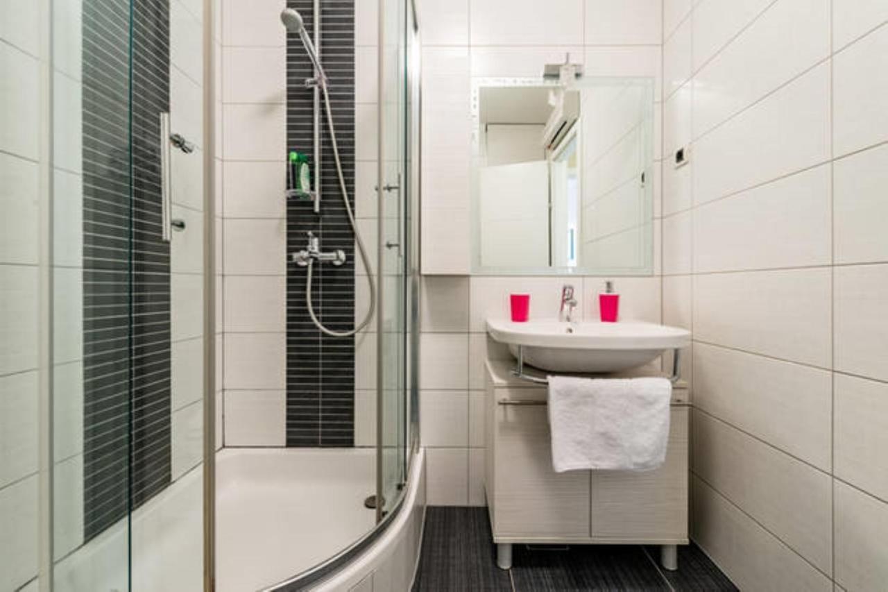 Near Beach Apartment Reno With Private Parking スプリト エクステリア 写真