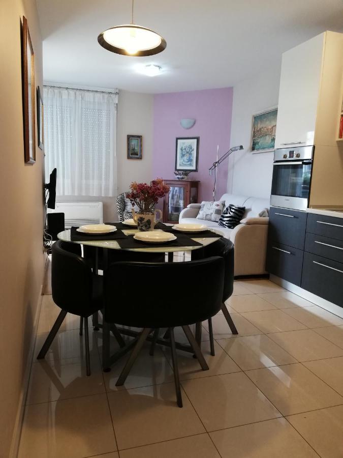 Near Beach Apartment Reno With Private Parking スプリト エクステリア 写真