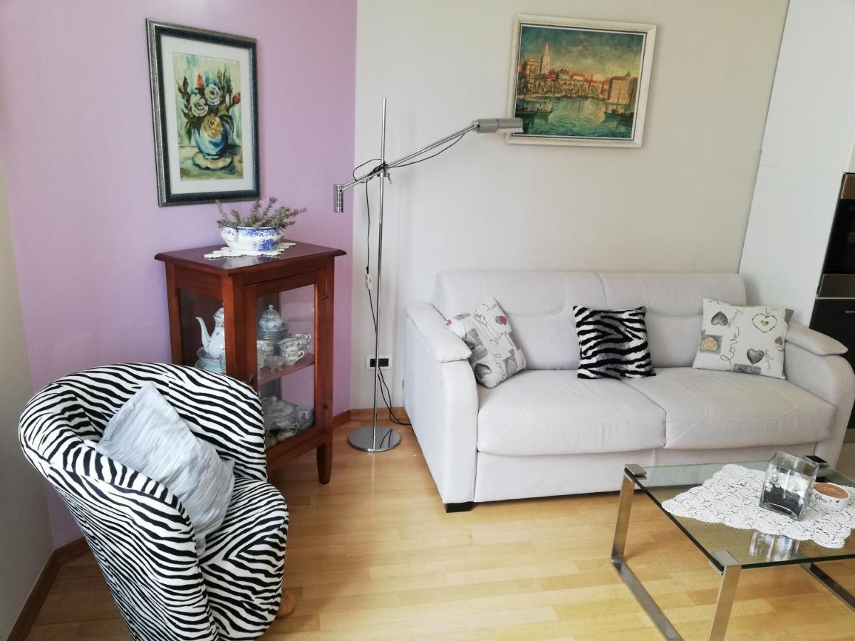 Near Beach Apartment Reno With Private Parking スプリト エクステリア 写真