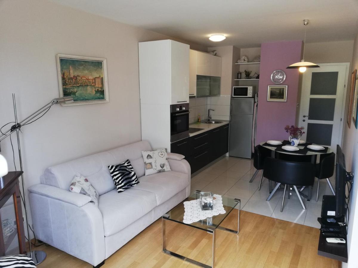 Near Beach Apartment Reno With Private Parking スプリト エクステリア 写真