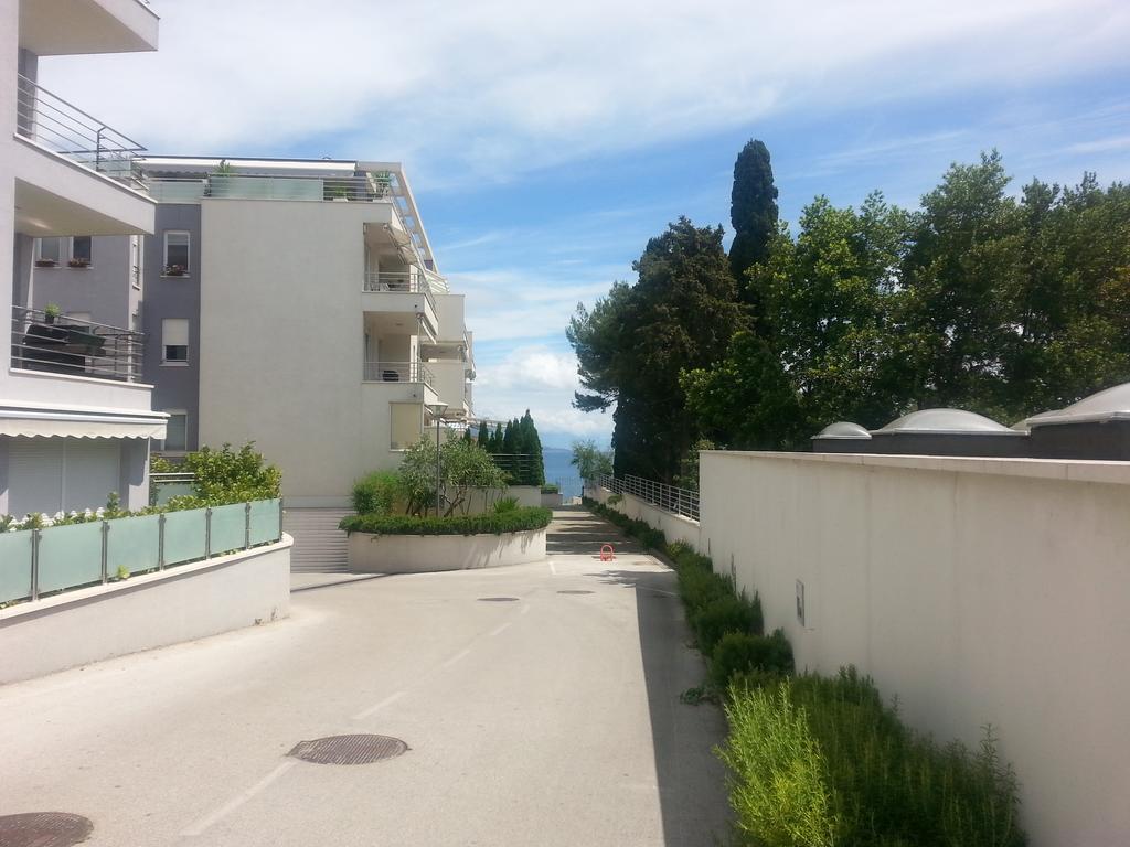 Near Beach Apartment Reno With Private Parking スプリト エクステリア 写真