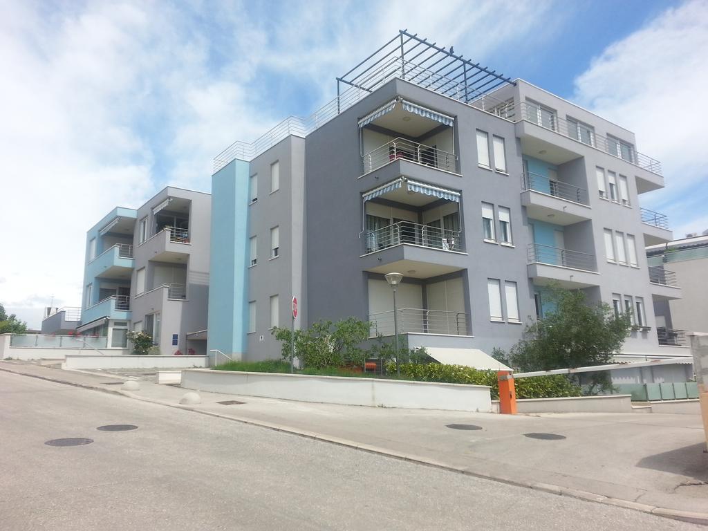 Near Beach Apartment Reno With Private Parking スプリト エクステリア 写真