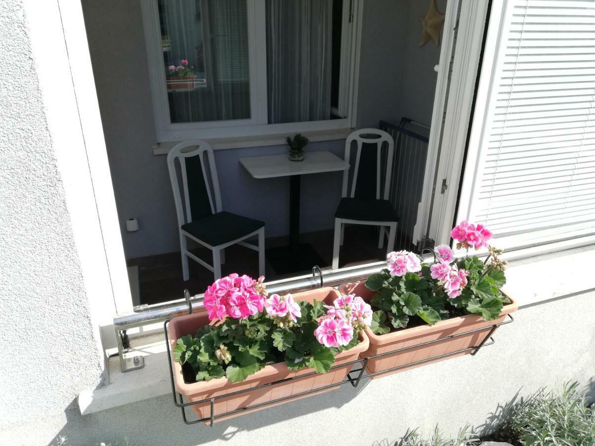 Near Beach Apartment Reno With Private Parking スプリト エクステリア 写真