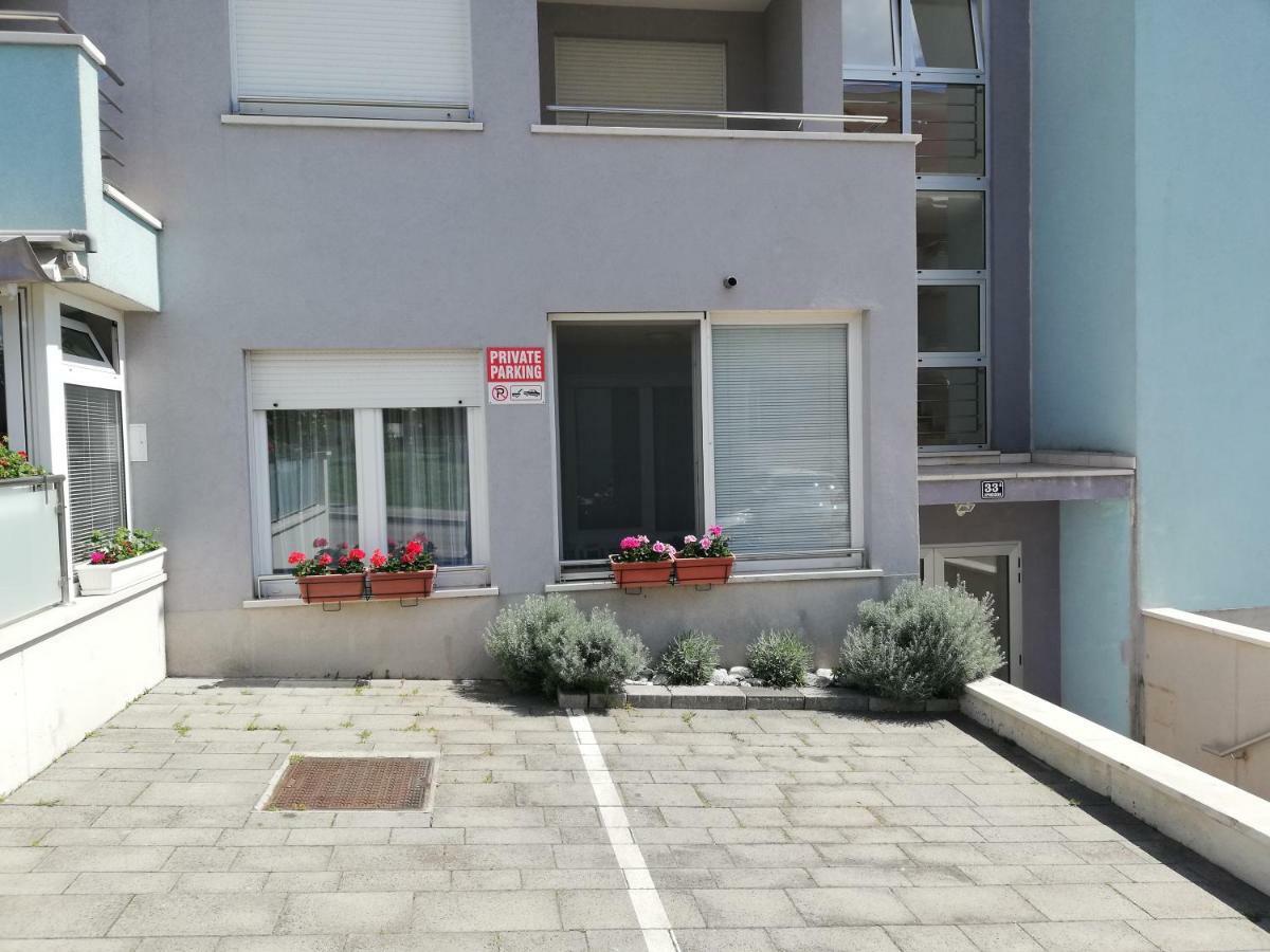 Near Beach Apartment Reno With Private Parking スプリト エクステリア 写真